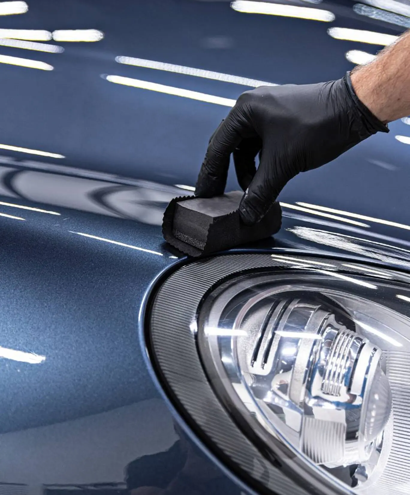 man applying ceramic car coatingfoack